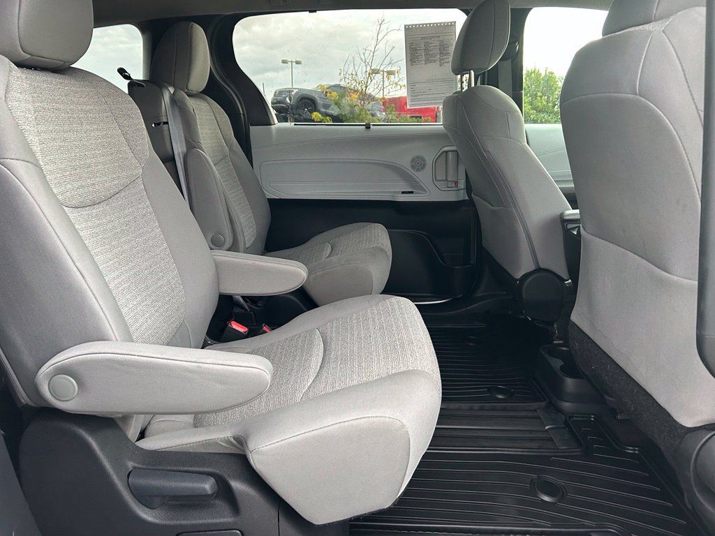 Used 2025 Toyota Sienna LE AWD/4WD image 27