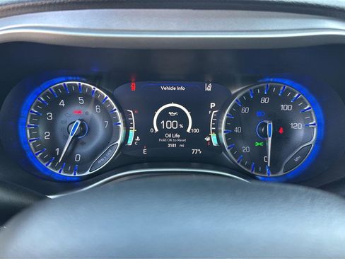 Used 2024 Chrysler Pacifica Touring image 21