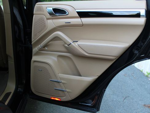 Used 2014 Porsche Cayenne AWD/4WD image 15