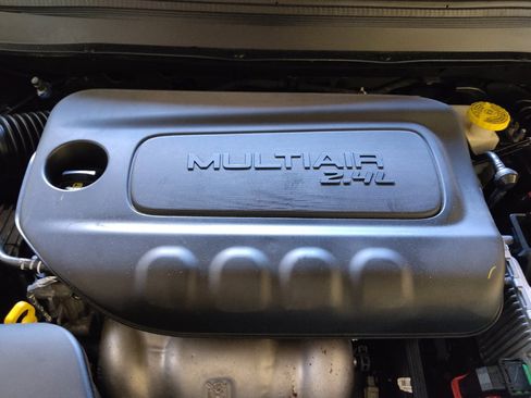 Used 2019 Jeep Cherokee Latitude Plus w/ Comfort/Convenience Group FWD image 30