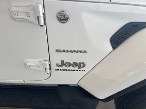 Used 2024 Jeep Wrangler Unlimited Sahara w/ Technology Group AWD/4WD image 7