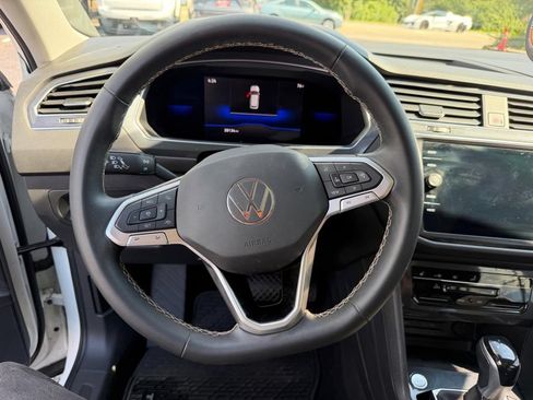 Used 2022 Volkswagen Tiguan SE w/ Panoramic Sunroof Package FWD image 37