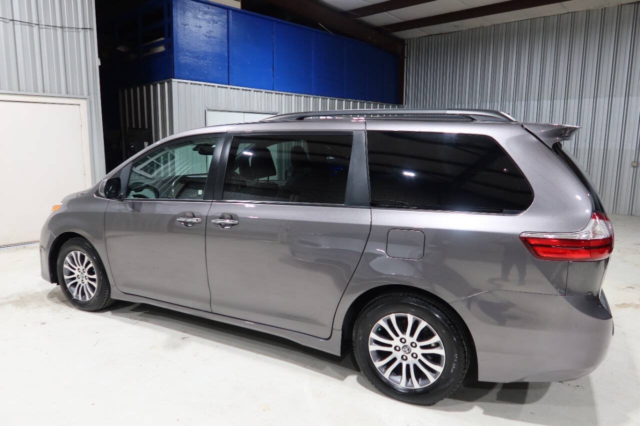 Used 2019 Toyota Sienna XLE w/ XLE Navigation Package FWD image 2