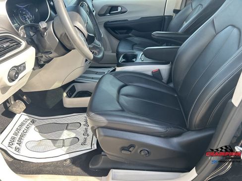 Used 2024 Chrysler Pacifica Touring-L image 14