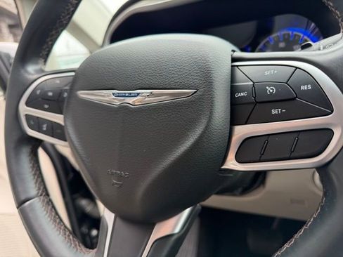 Used 2018 Chrysler Pacifica Touring-L FWD image 20