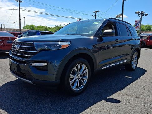 Certified 2023 Ford Explorer XLT w/ Equipment Group 202A AWD/4WD image 3