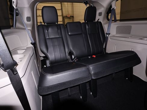 Used 2016 Chrysler Town & Country Touring w/ Driver Convenience Group FWD image 19