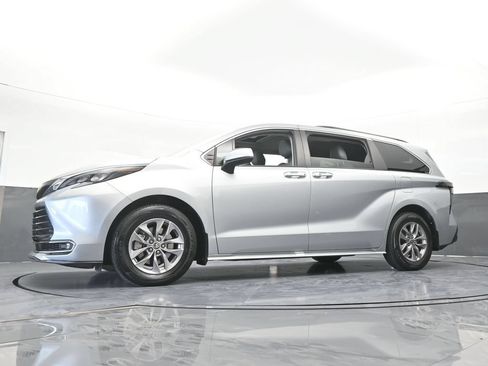 Used 2024 Toyota Sienna XLE FWD image 58