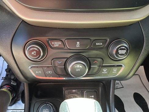 Used 2016 Jeep Cherokee Latitude w/ Cold Weather Group AWD/4WD image 24