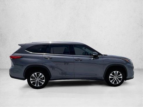 Used 2021 Toyota Highlander XLE FWD image 5