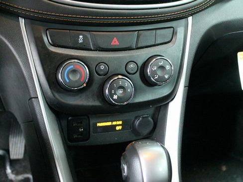 Used 2022 Chevrolet Trax LT w/ LT Convenience Package image 18