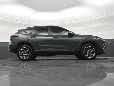Used 2025 Chevrolet Trax LT FWD image 28