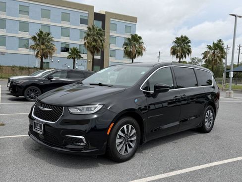 Used 2025 Chrysler Pacifica Select FWD image 19