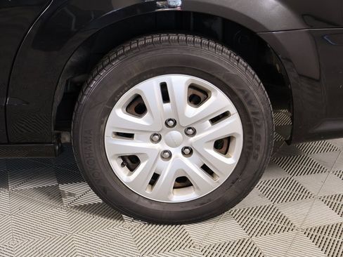 Used 2019 Dodge Grand Caravan SE w/ UConnect Hands-Free Group image 17