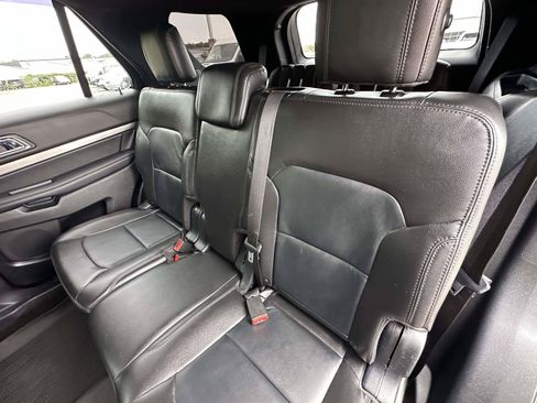 Used 2018 Ford Explorer XLT w/ Equipment Group 202A AWD/4WD image 29