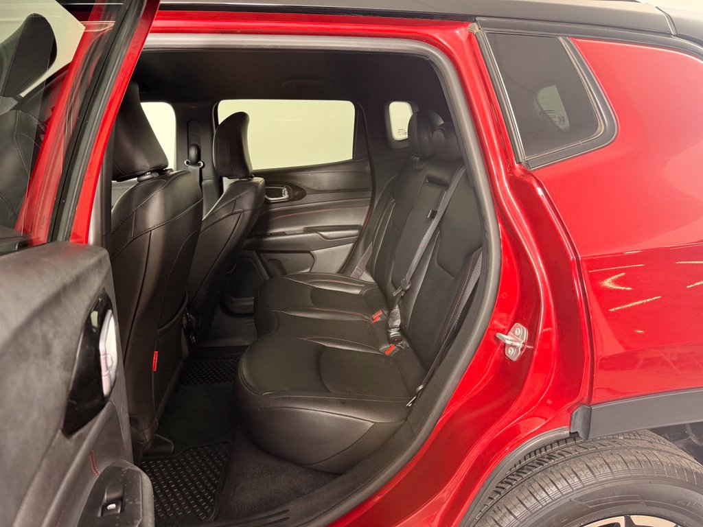 Used 2025 Jeep Compass Trailhawk AWD/4WD image 15