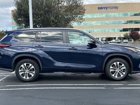 Used 2024 Toyota Highlander XLE image 3