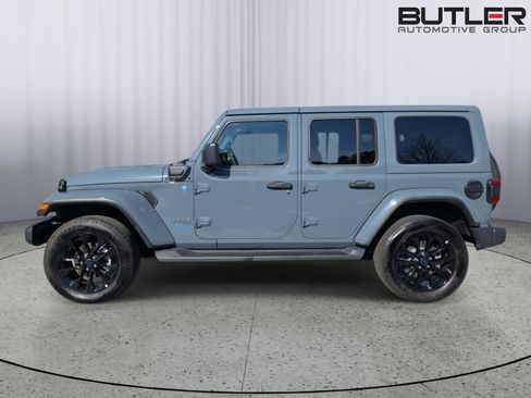 Used 2025 Jeep Wrangler Unlimited Sahara AWD/4WD image 5