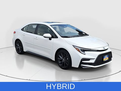 Used 2024 Toyota Corolla SE w/ SE Package FWD image 3