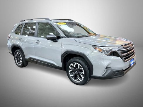 Used 2025 Subaru Forester Premium image 3