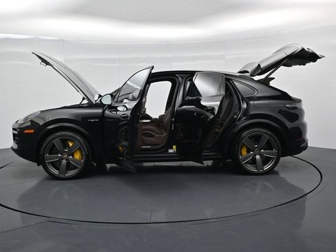 Certified 2023 Porsche Cayenne Turbo S AWD/4WD image 31