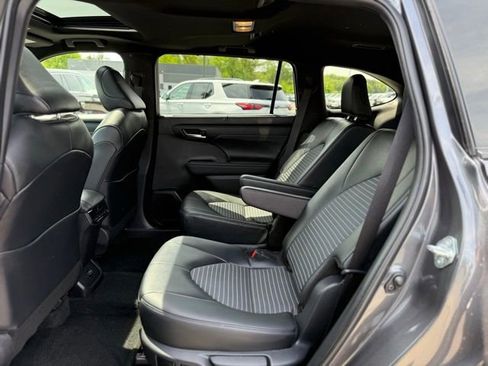Used 2025 Toyota Highlander XSE AWD/4WD image 13