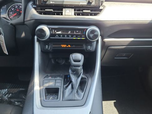 Used 2022 Toyota RAV4 LE AWD/4WD image 11