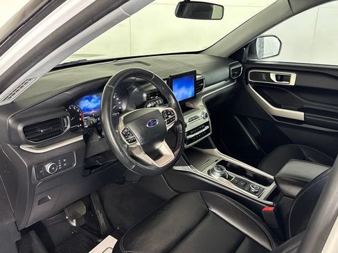 Used 2020 Ford Explorer XLT w/ Equipment Group 202A AWD/4WD image 9
