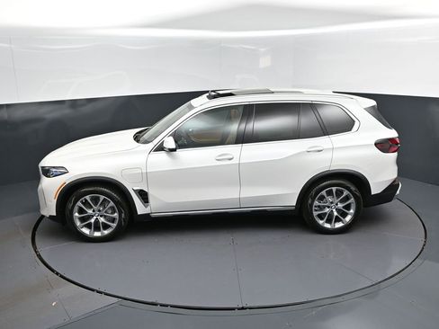 New 2026 BMW X5 xDrive50e w/ Climate Comfort Package AWD/4WD image 32