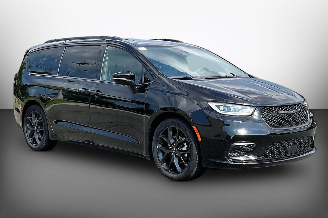 Used 2025 Chrysler Pacifica Limited FWD image 1
