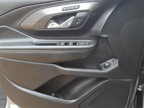 Used 2024 GMC Terrain SLT image 17