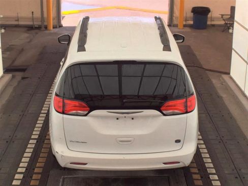 Used 2020 Chrysler Voyager Lxi image 6