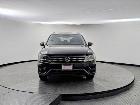 Used 2021 Volkswagen Tiguan SE w/ Panoramic Sunroof Package image 9