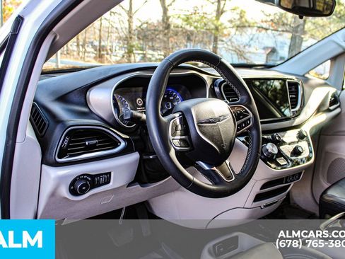 Used 2023 Chrysler Pacifica Touring-L image 25