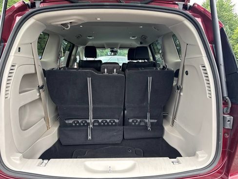 Used 2023 Chrysler Pacifica Touring-L FWD image 9