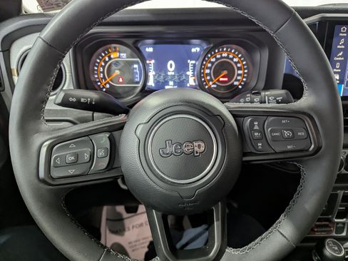 Used 2025 Jeep Wrangler Unlimited Sport AWD/4WD image 17