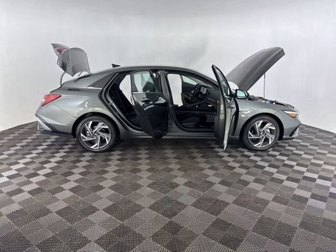 Certified 2025 Hyundai Elantra SEL image 17