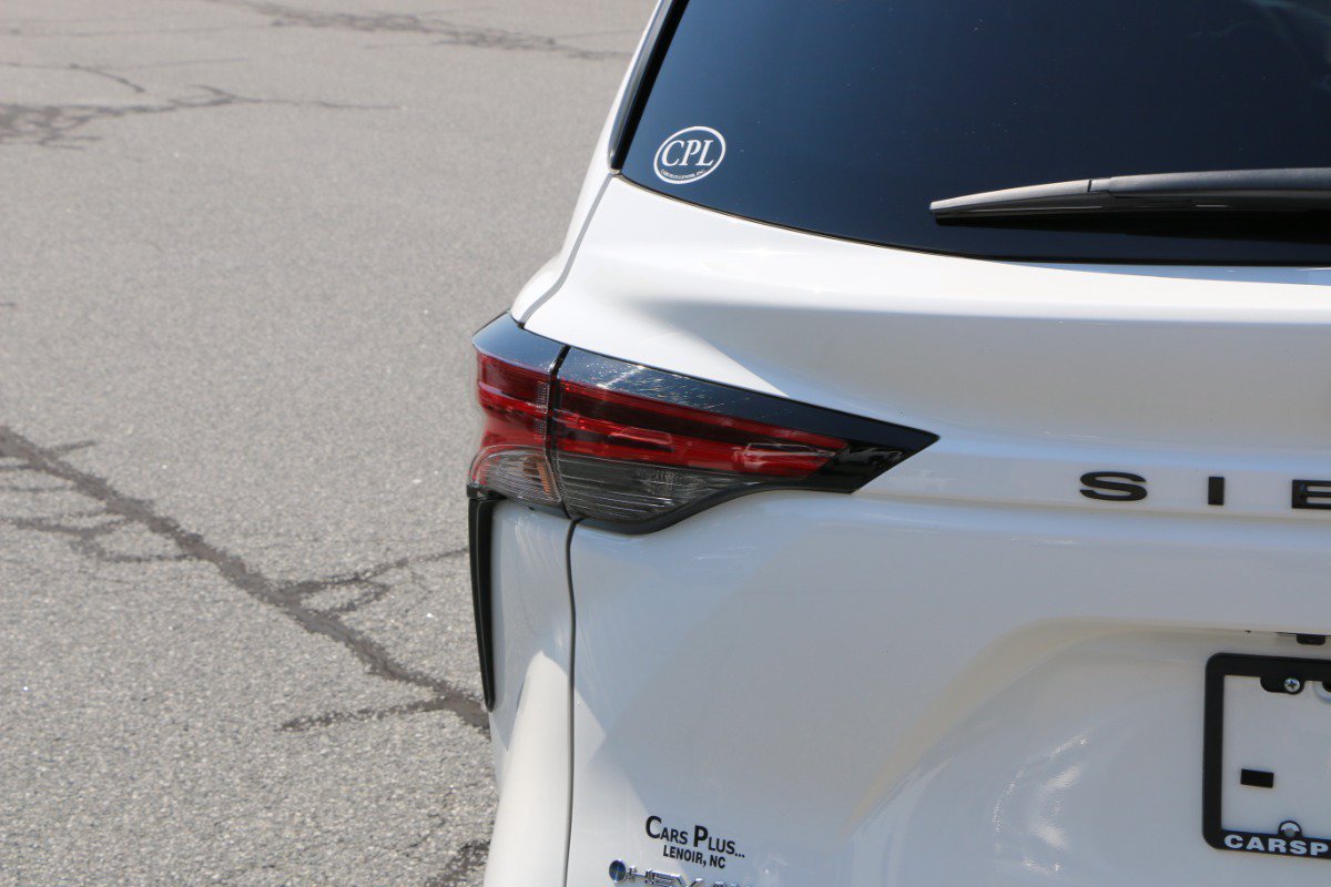 Used 2025 Toyota Sienna XSE AWD/4WD image 6