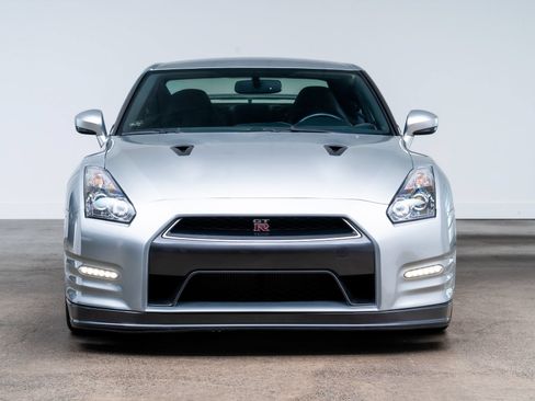 Used 2014 Nissan GT-R Premium AWD/4WD image 2