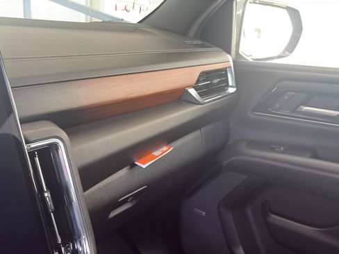 Used 2025 GMC Yukon XL Denali AWD/4WD image 14