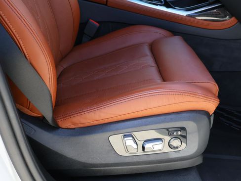 Used 2025 BMW X7 M60i image 21