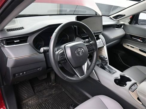 Used 2024 Toyota Venza XLE image 18