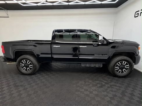 Used 2017 GMC Sierra 2500 Denali w/ Duramax Plus Package AWD/4WD image 9