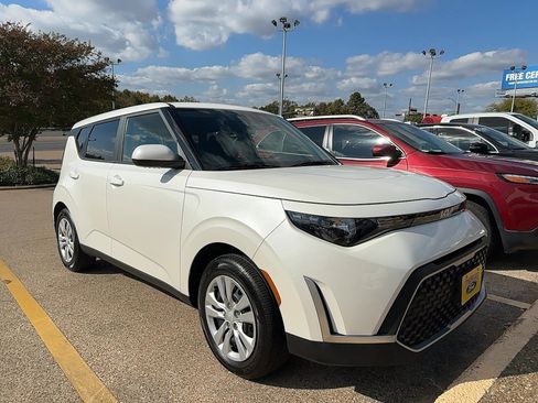 Used 2023 Kia Soul LX image 1