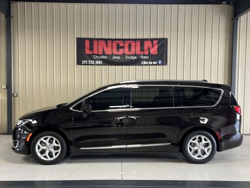 Used 2018 Chrysler Pacifica Touring-L Plus w/ Advanced Safetytec Group image 2