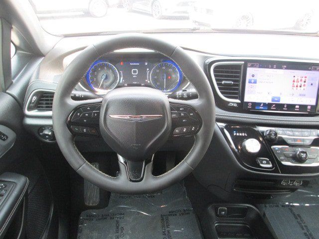 Used 2023 Chrysler Pacifica Touring-L w/ S Appearance Package AWD/4WD image 18