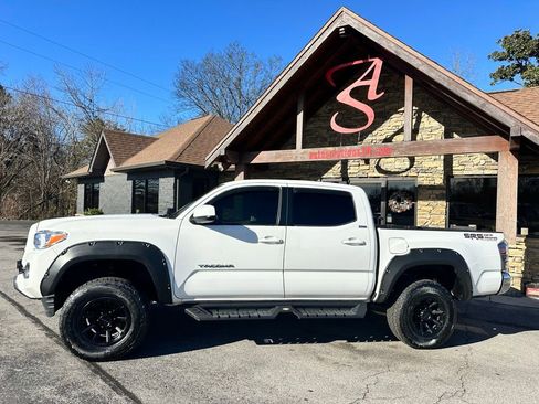 Used 2017 Toyota Tacoma SR5 w/ Tow Package image 2