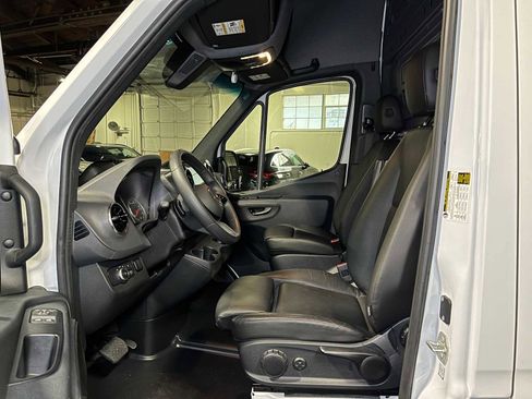 Used 2025 Mercedes-Benz Sprinter 2500 image 24