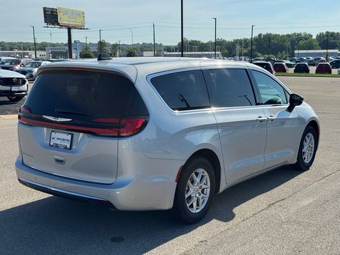 Used 2024 Chrysler Pacifica Touring-L FWD image 34