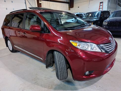 Used 2017 Toyota Sienna XLE Premium image 13